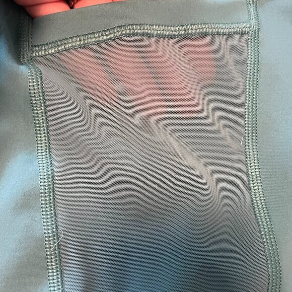 LULULEMON CROP TIGHT with mesh detail - Picture 3 of 6